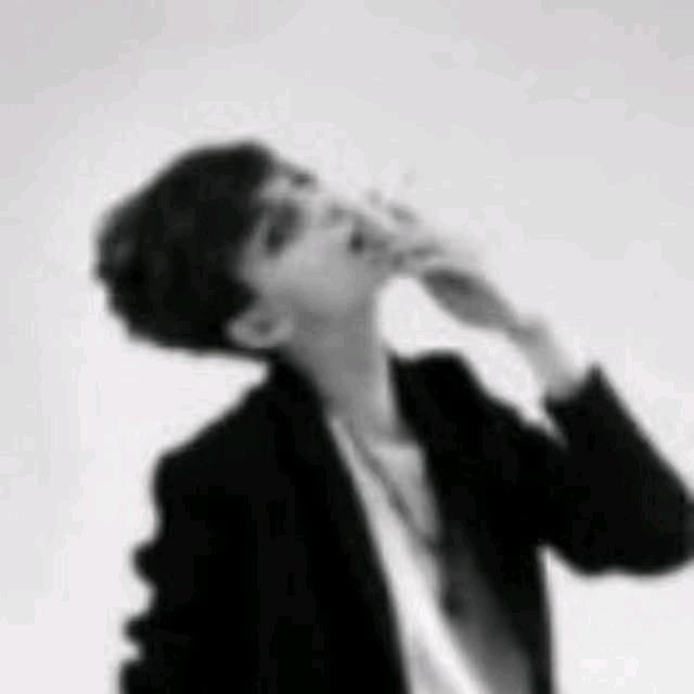 蝶为花舞，花随风飞