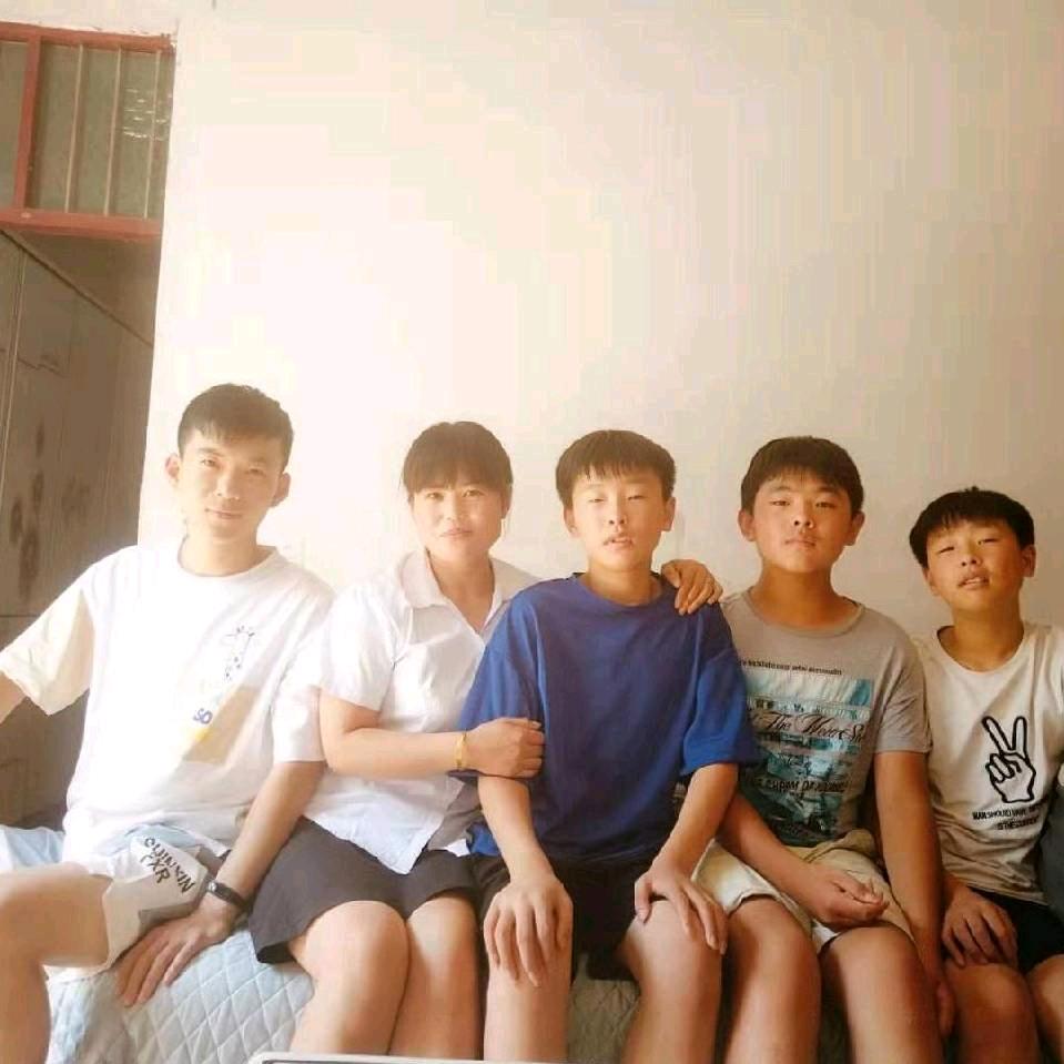 界首希昇回收手机，小派派是奶奶的小跟班