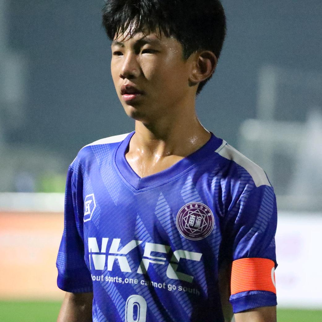 爱踢球的王苏豫