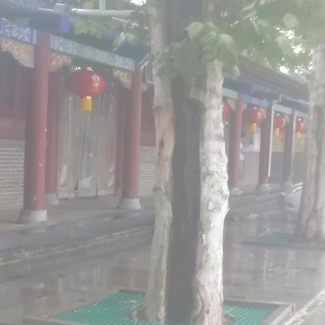 天蓝地绿