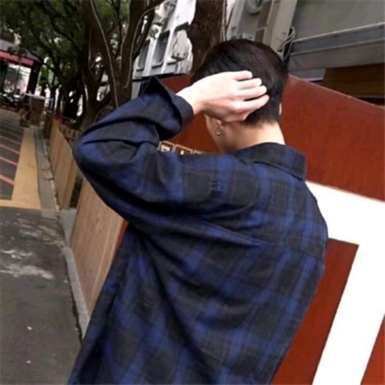 吸着烟徘徊街头