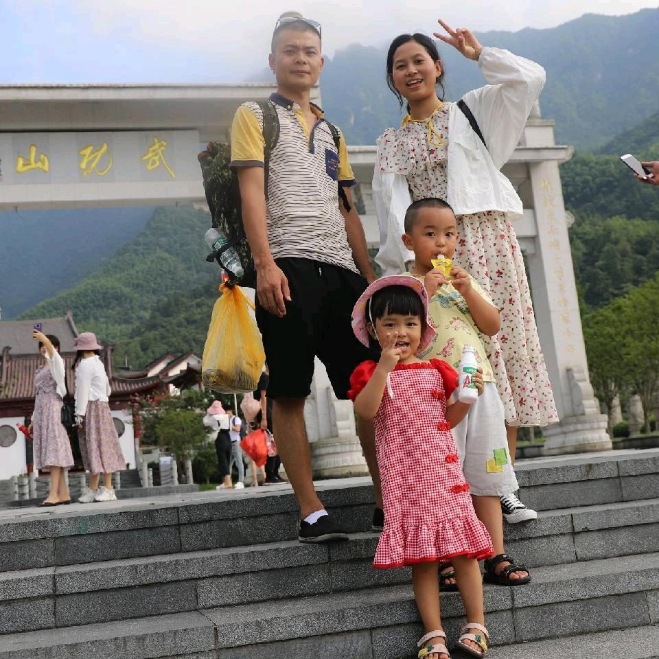 卖裤子的小伙