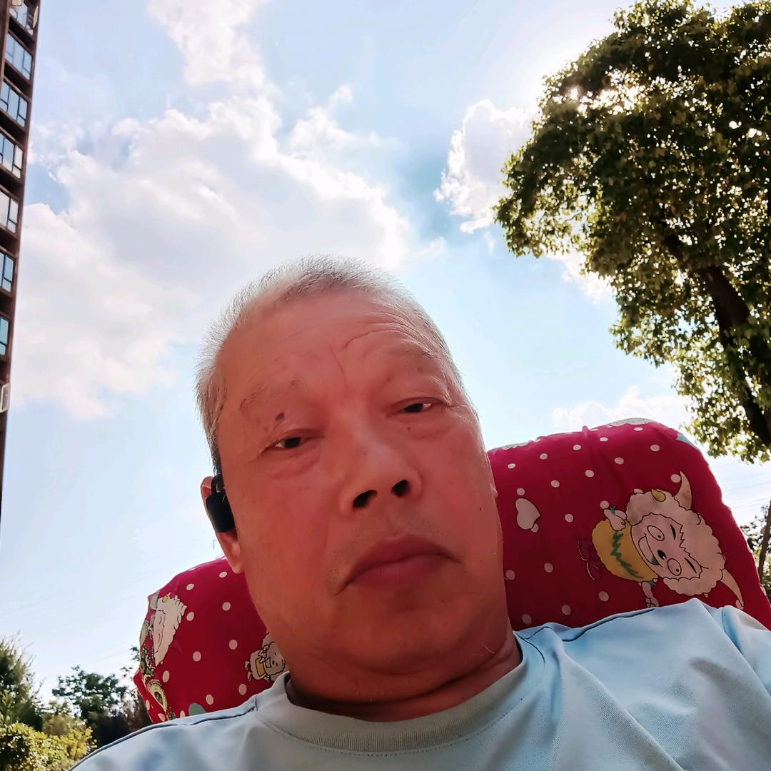 古城白衣彡少年