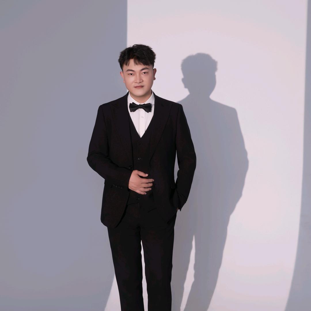 古城深巷旧少年