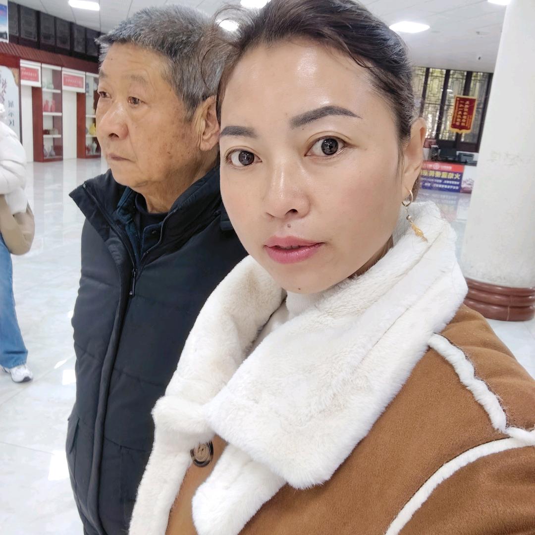 苦命的女孩跟父亲相依为命
