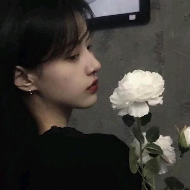 卖包的小女孩
