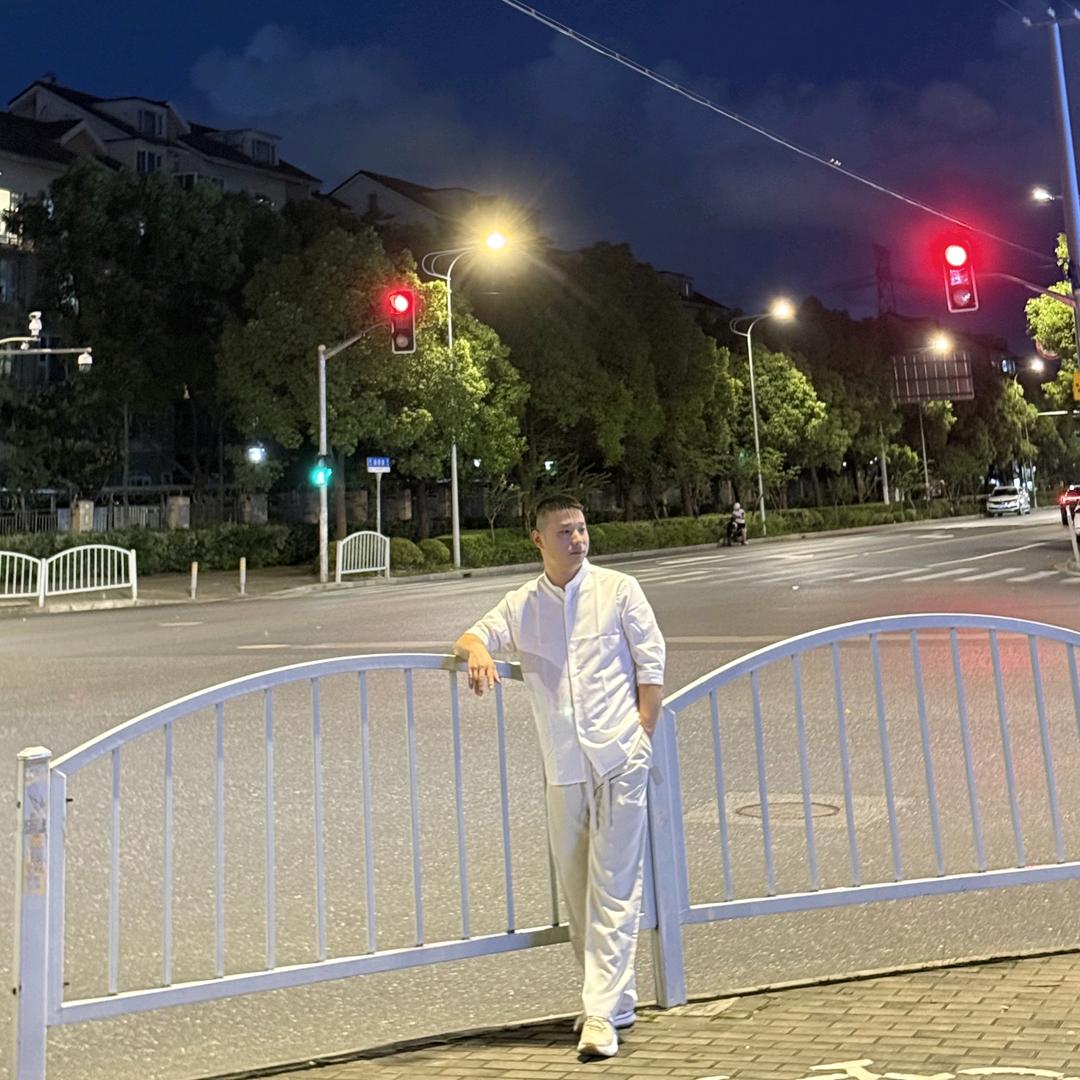 何艺。