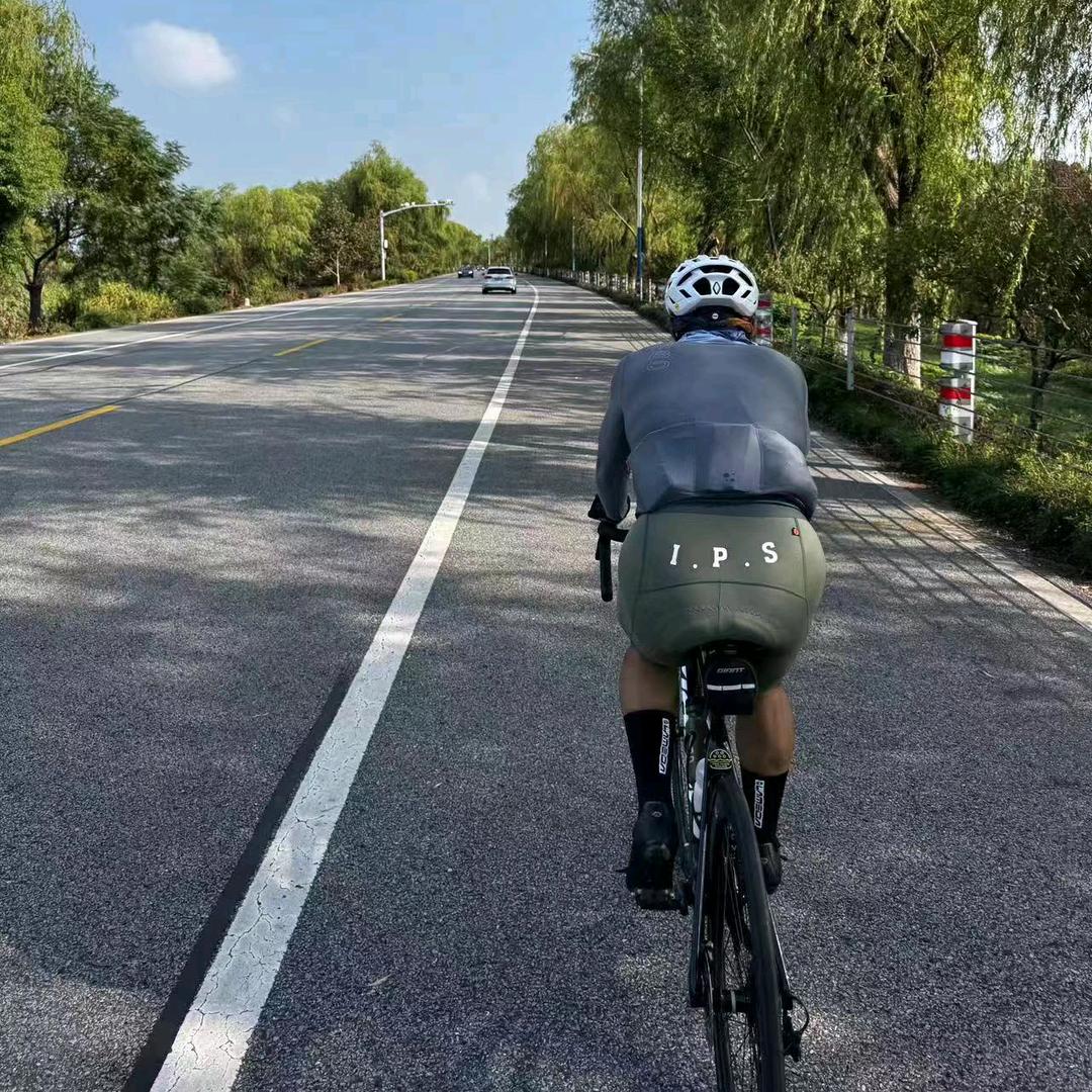 蹭不到风的菜腿Luke