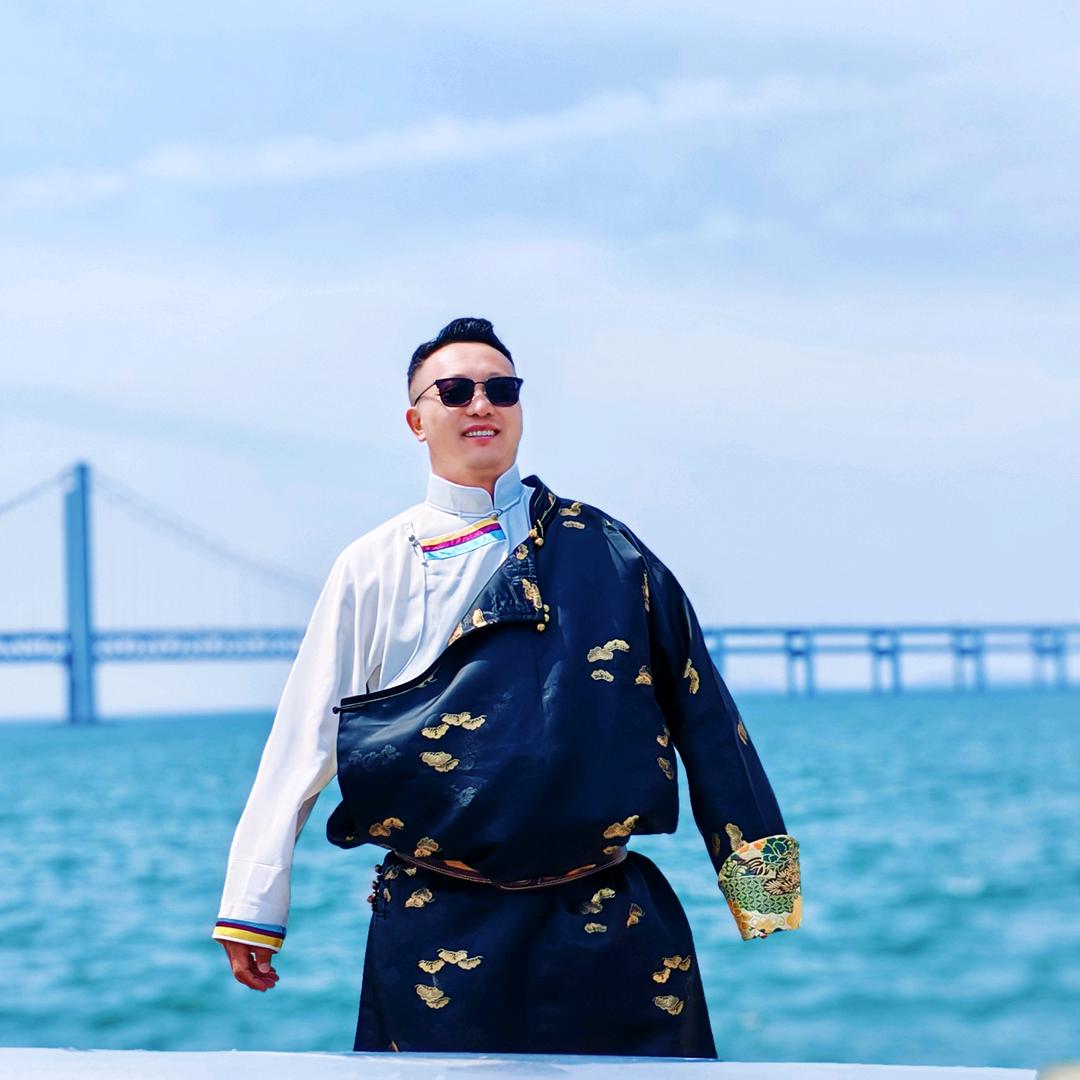 敖日格乐