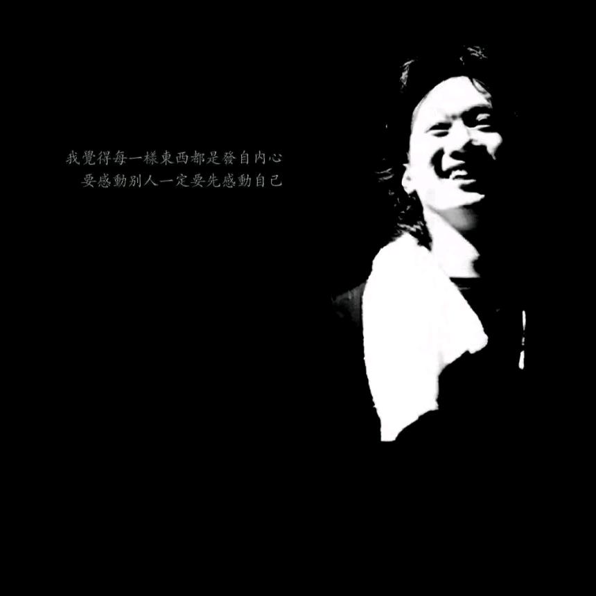 穿过你的黑发的我的手