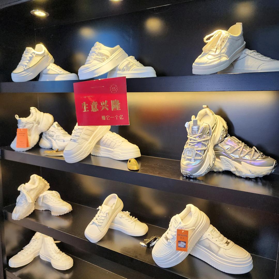 Azizi鞋业