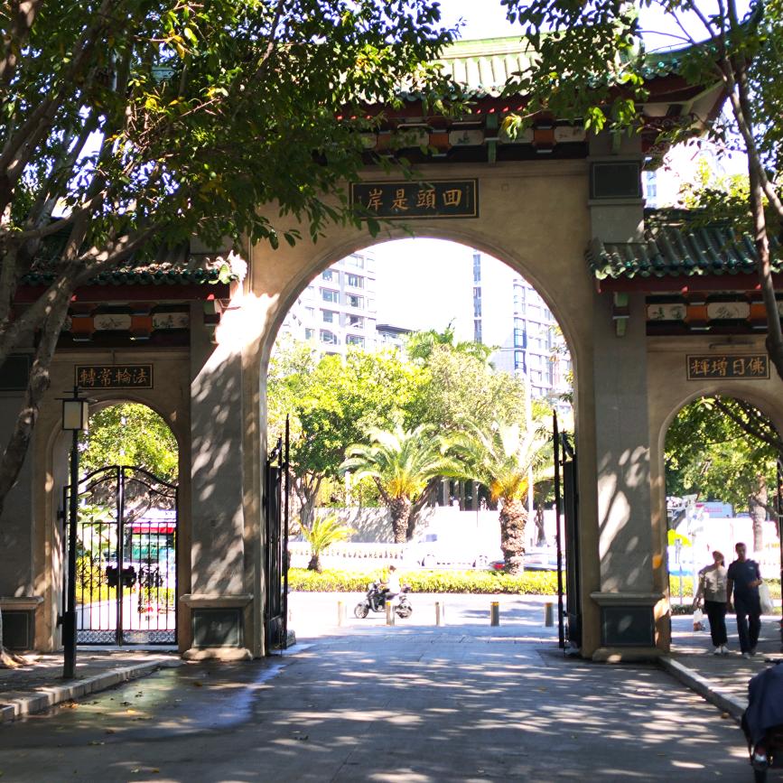 日行千里，夜行八百。