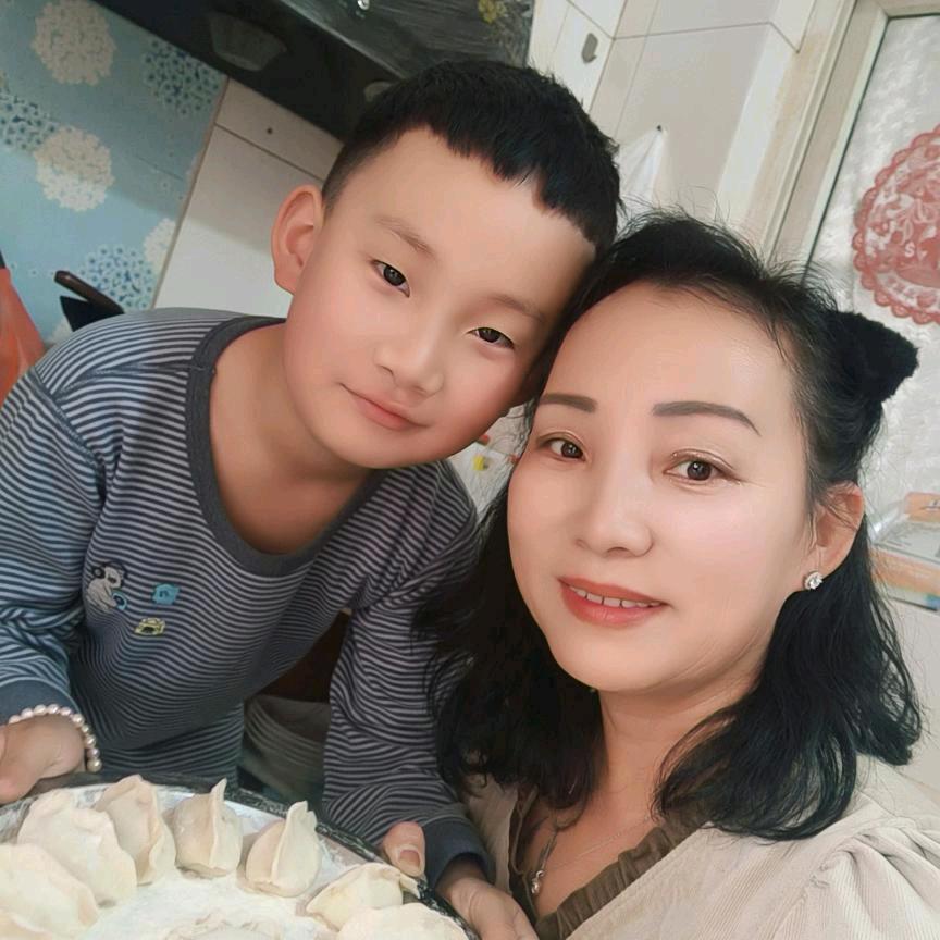 山松下的小猫