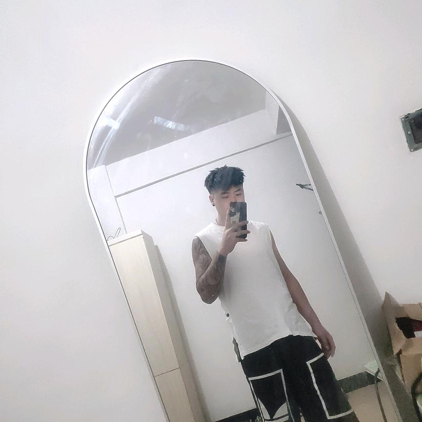 穿帆布鞋的男孩