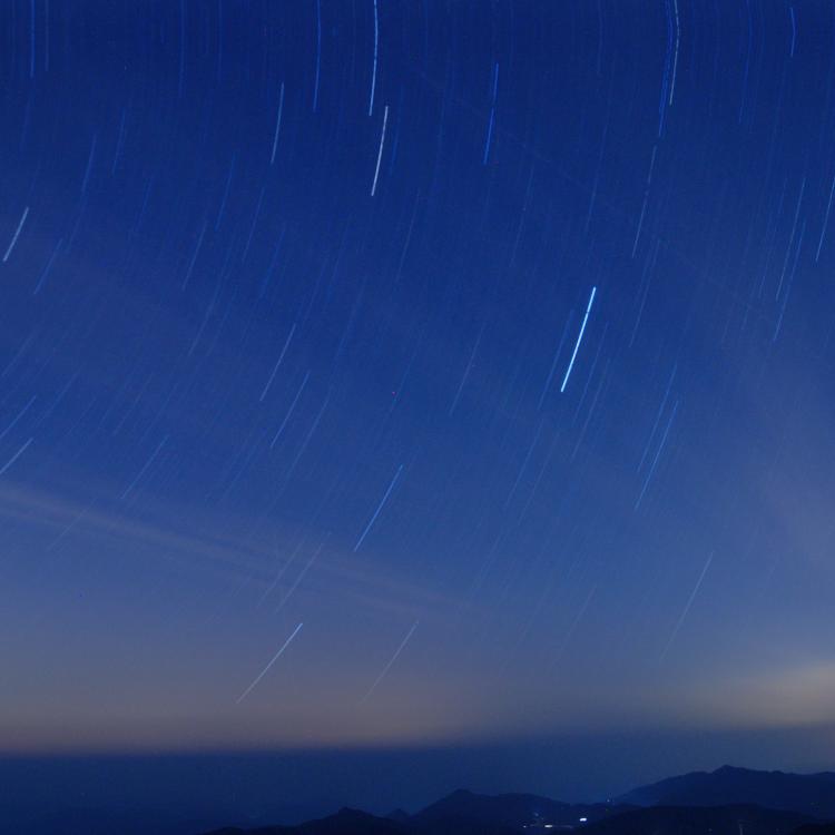 烟在寂寞中点燃