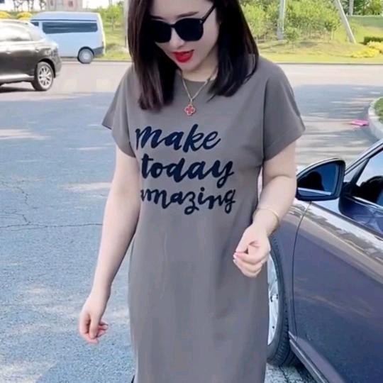 依依漂亮女人服装店