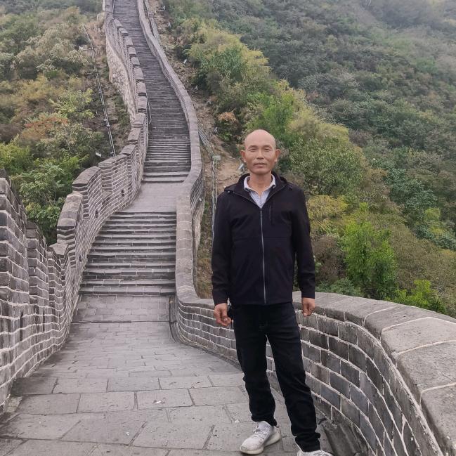 开着拖拉机迎接冬天的到来