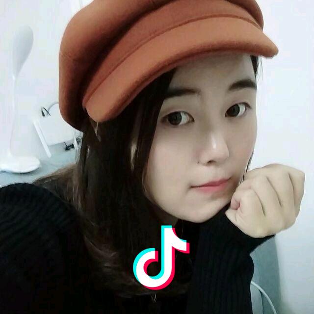 爱笑的小女孩