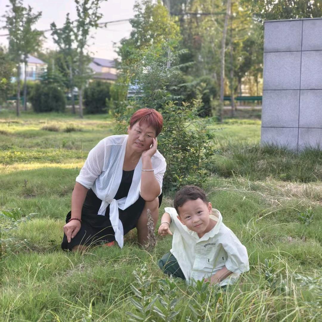 四个女儿，两个儿子