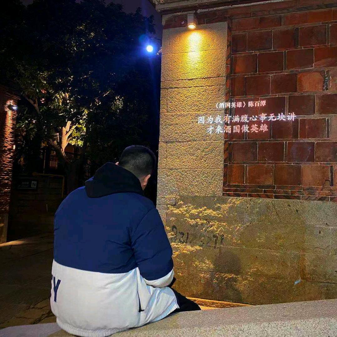 小山重叠金明灭