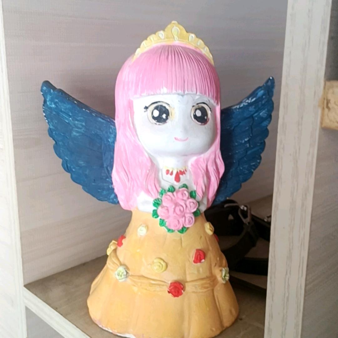微笑皱着眉
