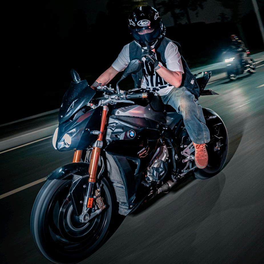 大白 　　　　　╲