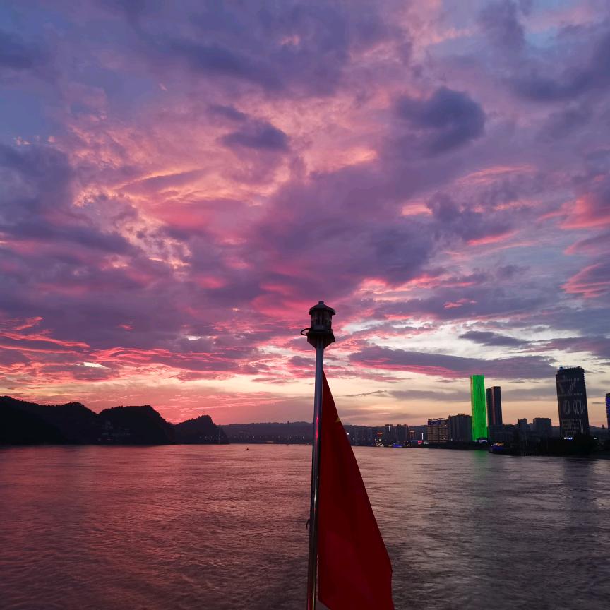 风吹山角晖还明