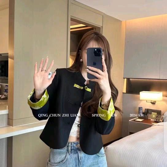 石灵街。靓丽衣坊，女装店
