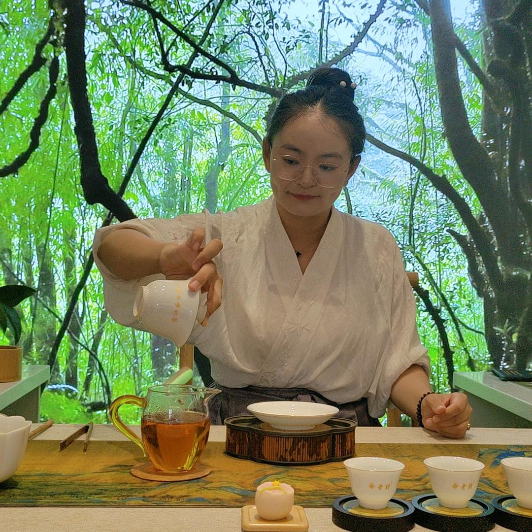 封老爷一杯干净的茶