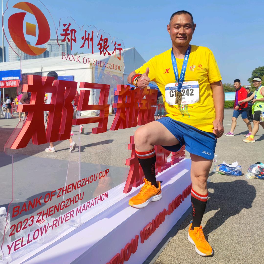 快乐~跑者(橱窗内运动产品)