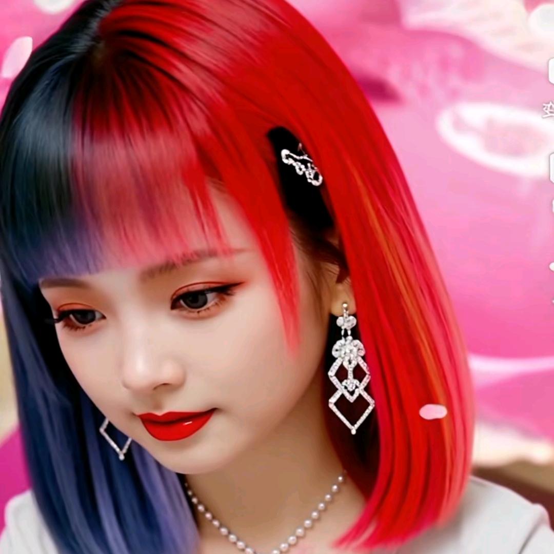 玉龙雪山旁的木船