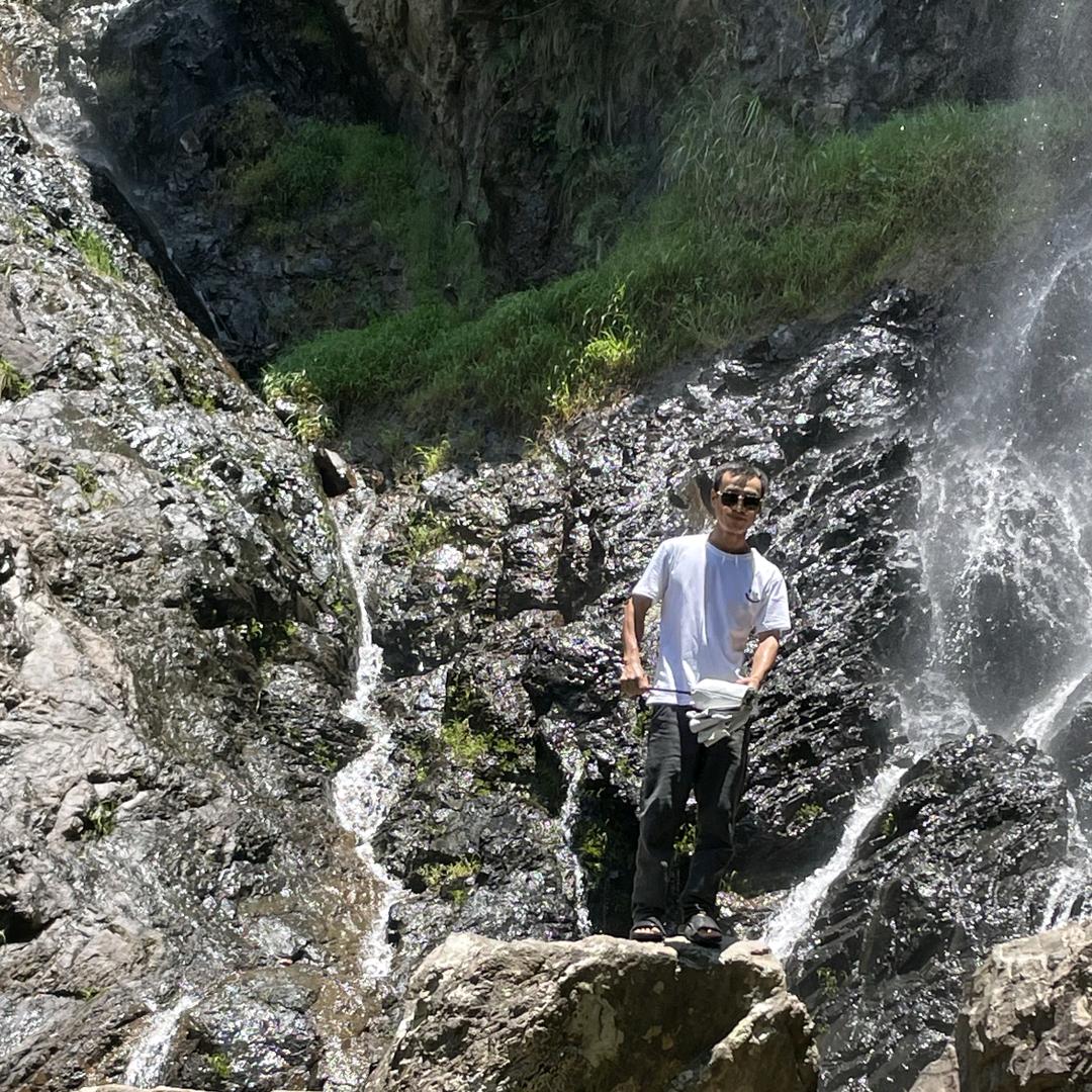 在这个虚伪侵蚀的世界里再也找不回最初的你