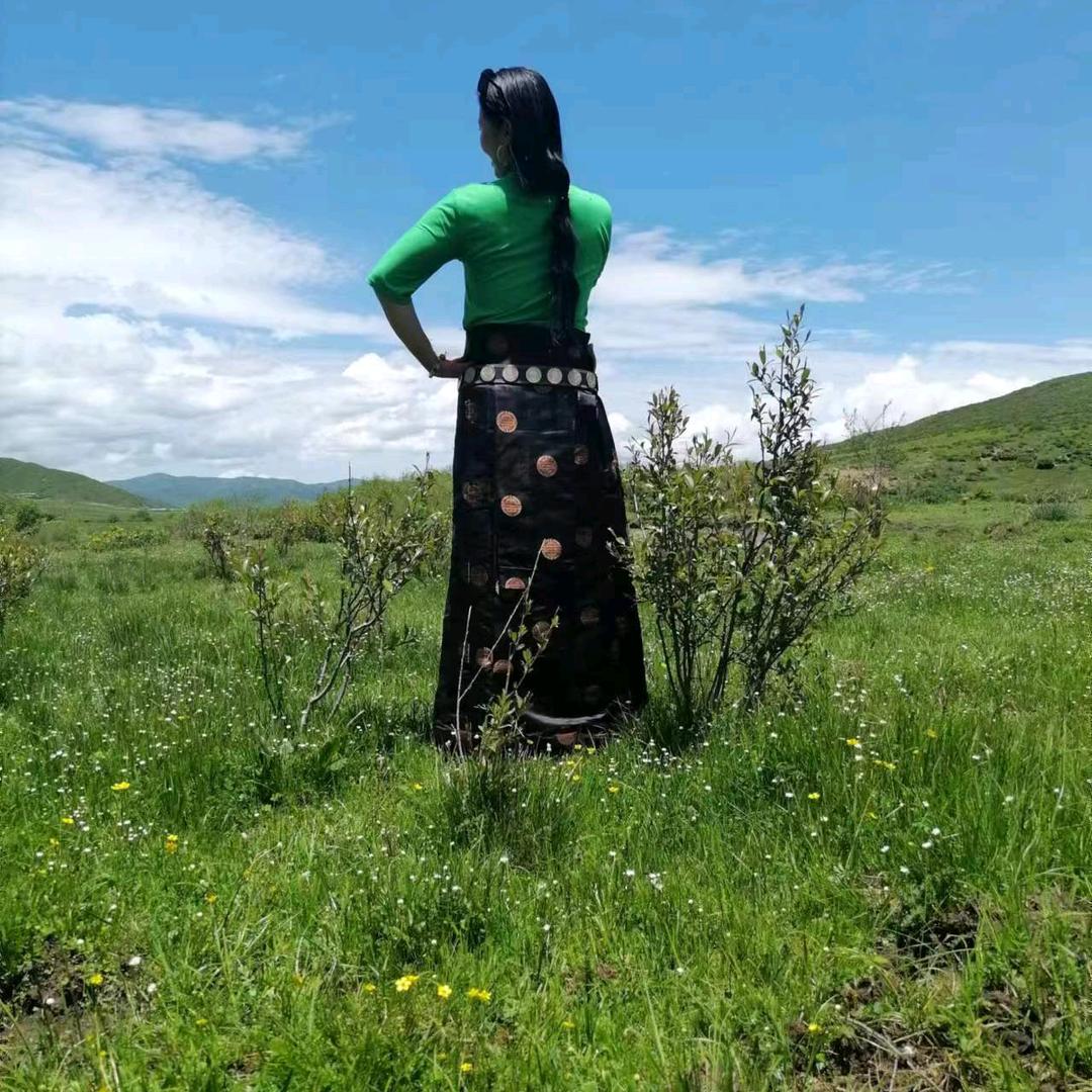 爱跳锅庄舞的泽泽