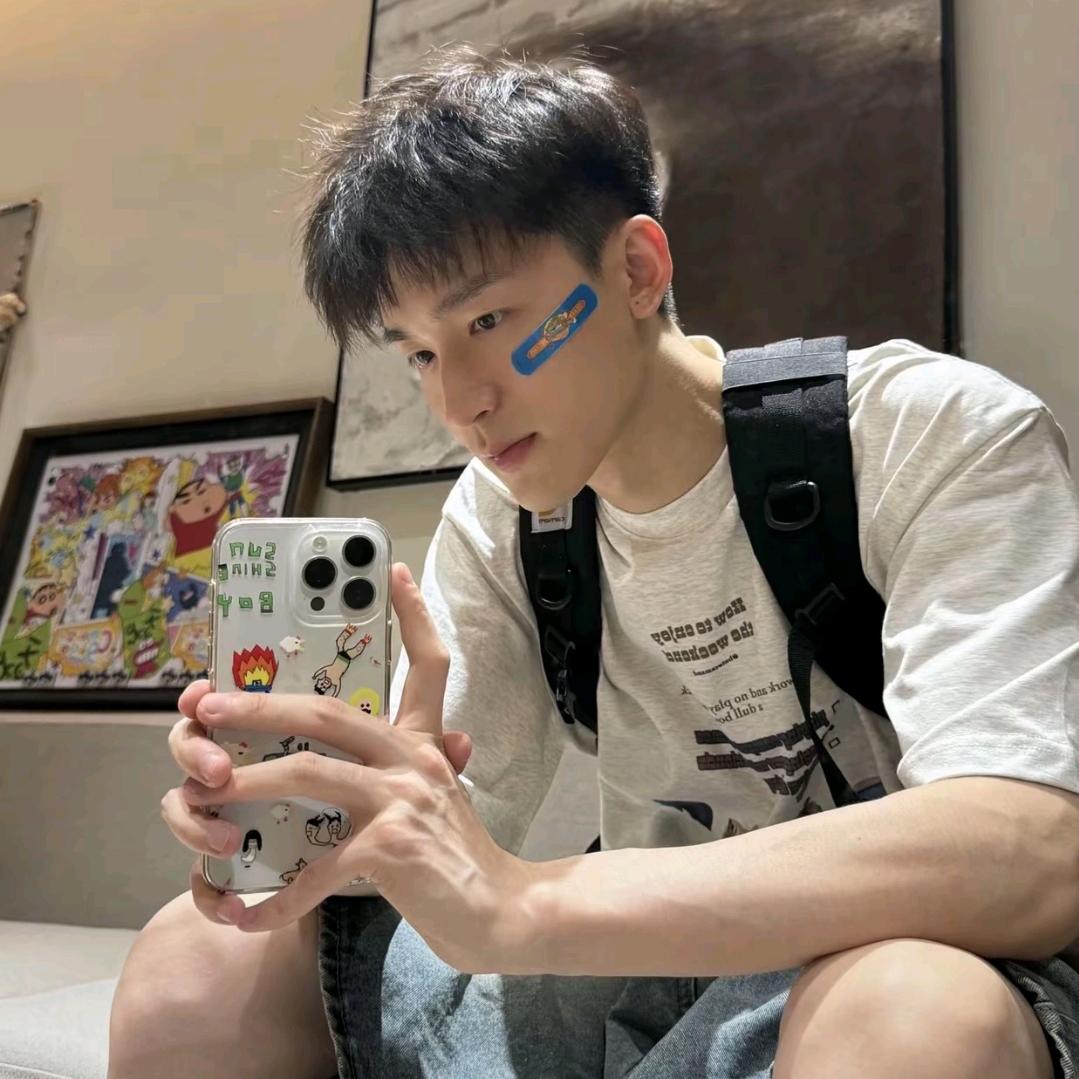 满山的吗喽你腚最红