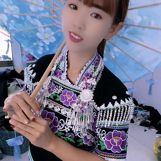 天女飞丝，画眉彝 饰