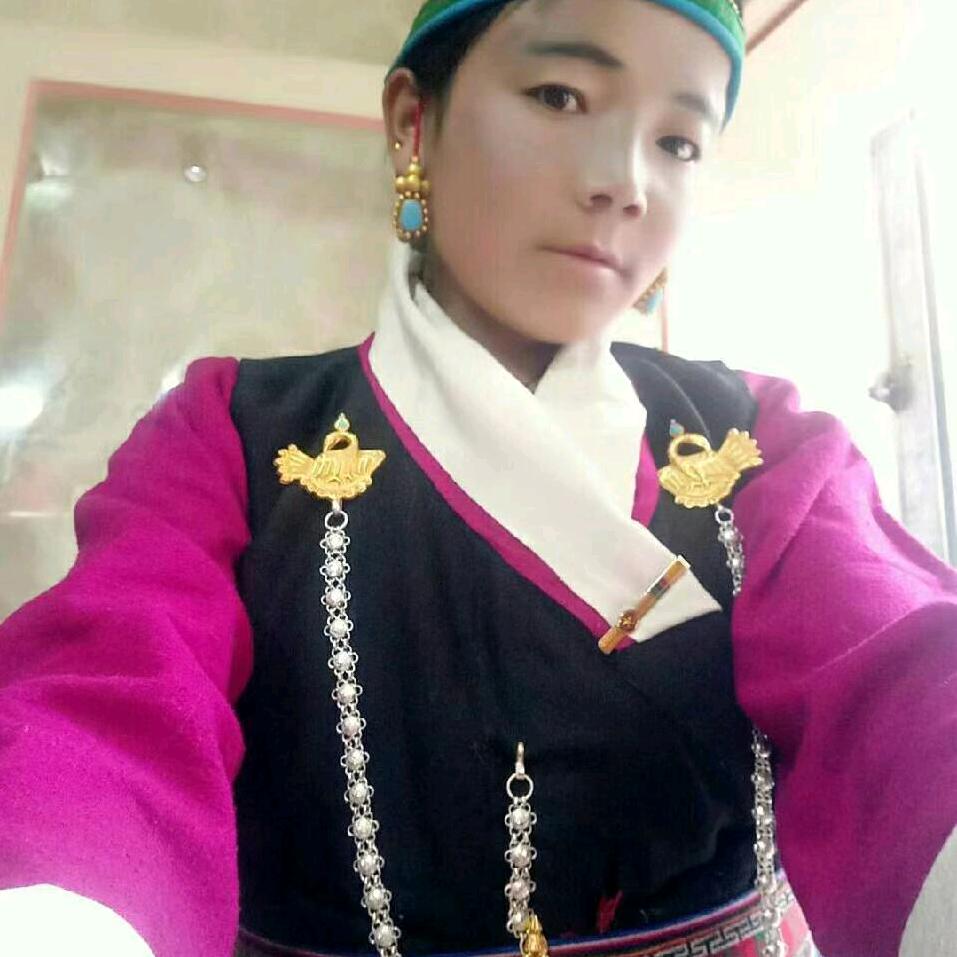开心女孩。🙆🙆🙆🖤🌹🌹🌹