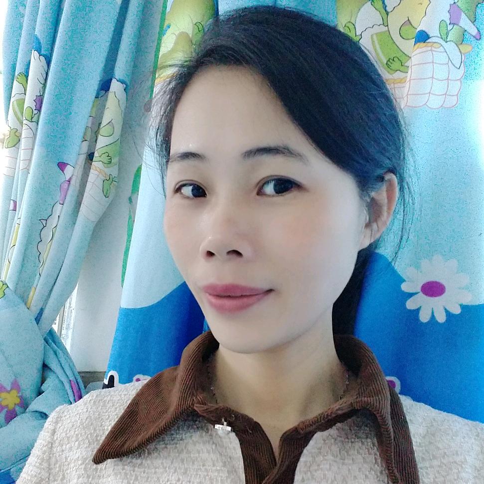 村里有个姑娘叫小芳