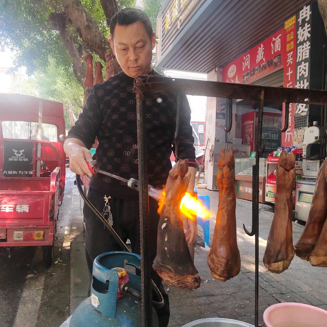 老刘，卖农村土猪肉