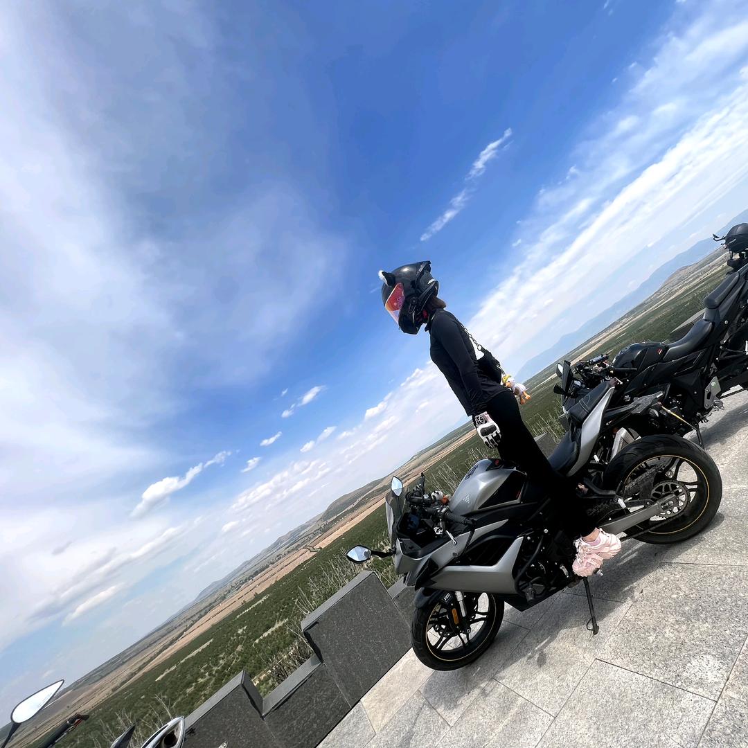 🏍️不会压弯的小娇  。