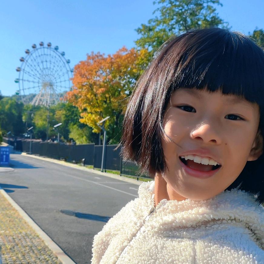 听涵涵弹钢琴呀