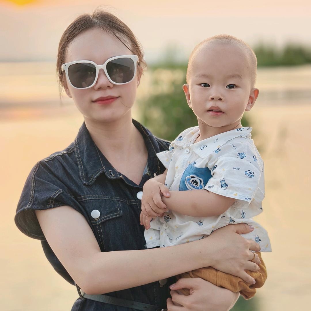 小李爱穿背带裤