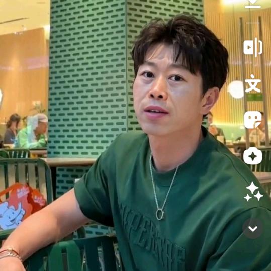 A冉向钱看向厚赚