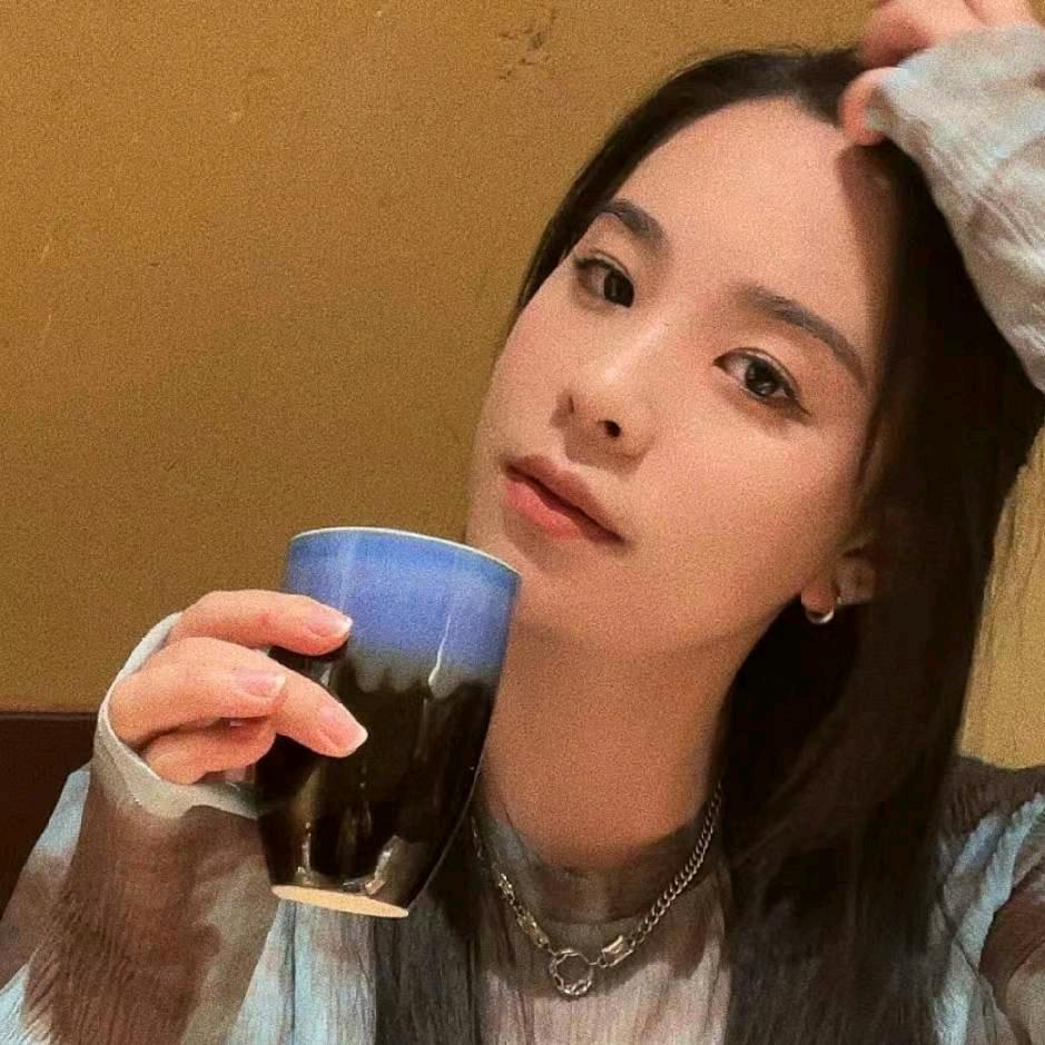 在荆州卖钢材的小姐姐们