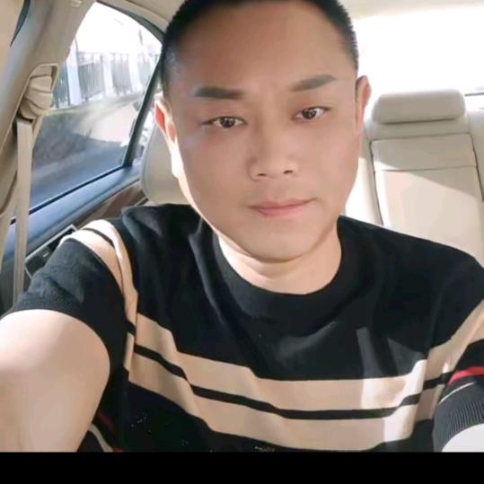 三 少