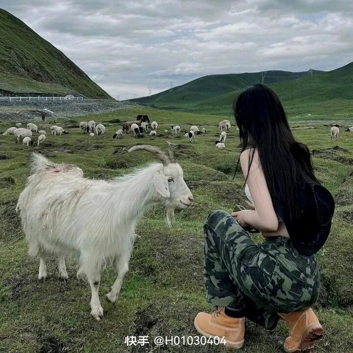 路灯下的小女孩