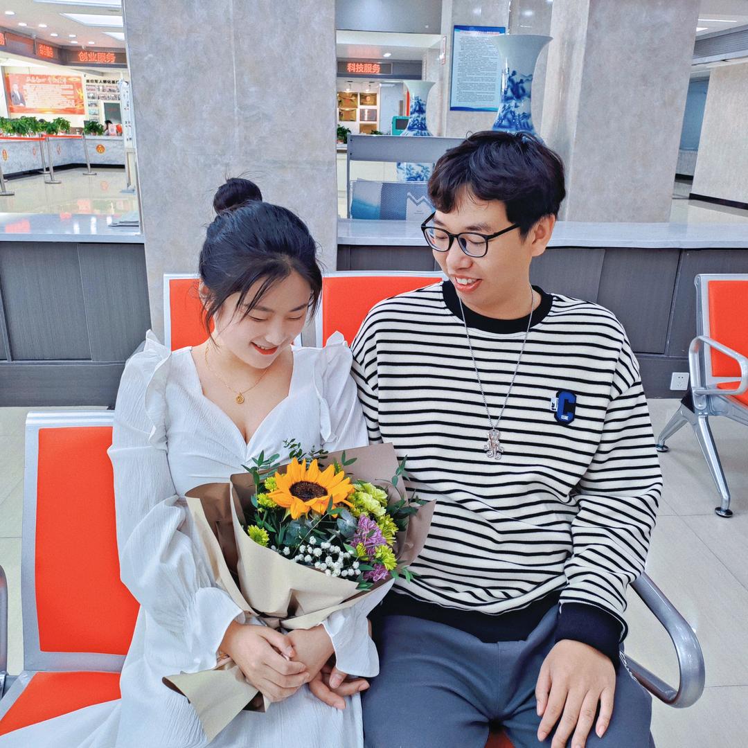 李又照镜子妮