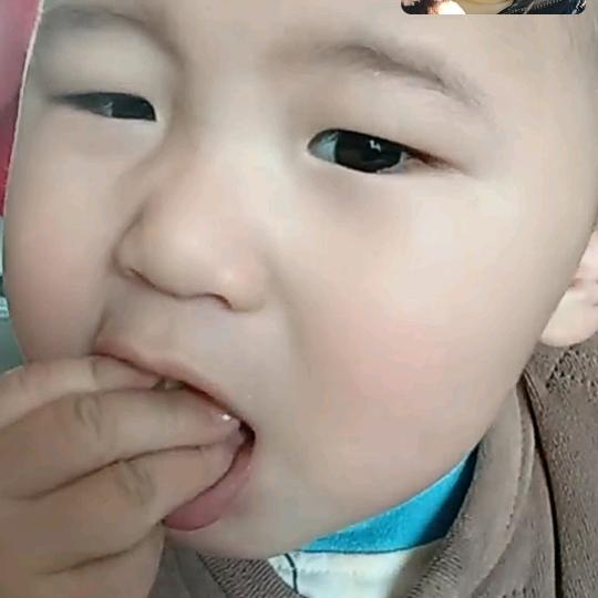 爱吃零食的小女孩