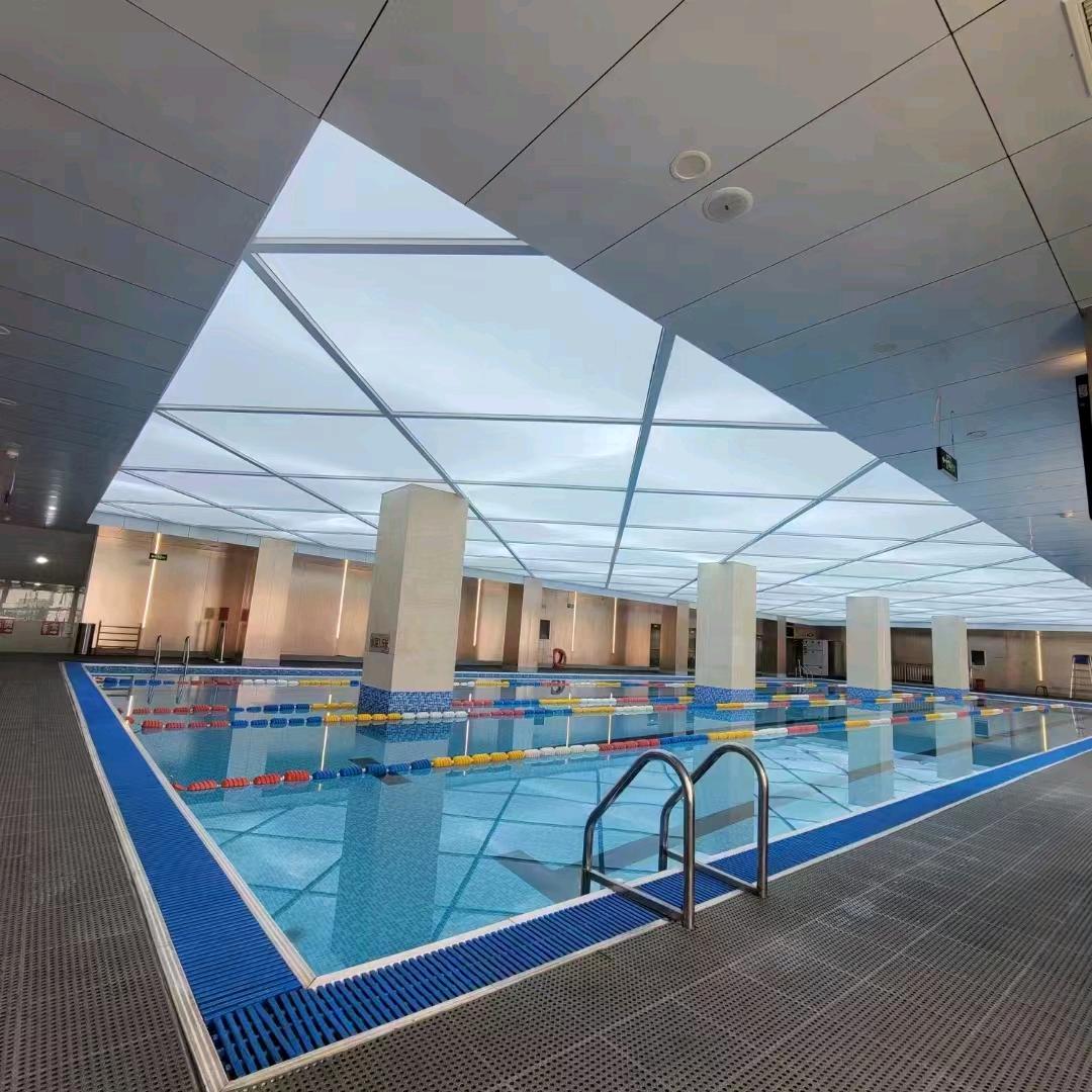 🏊
