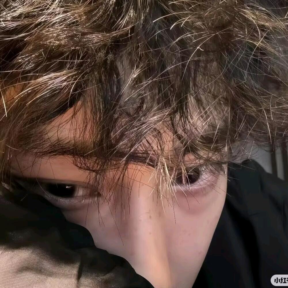 转身都很忧郁的男人