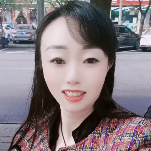 开开心心的女人